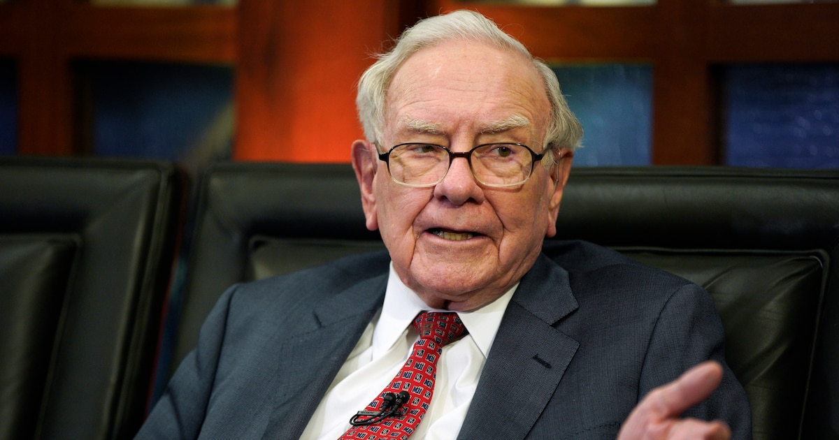 Warren Buffett sonriendo frente a un grafico de crecimiento de Berkshire Hathaway con sus principales inversiones: Apple, Coca-Cola y BNSF
