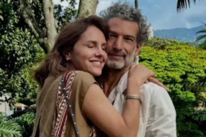 Paola Turbay y Alejandro Estrada sonriendo juntos en una imagen que refleja 33 años de complicidad y amor inquebrantable