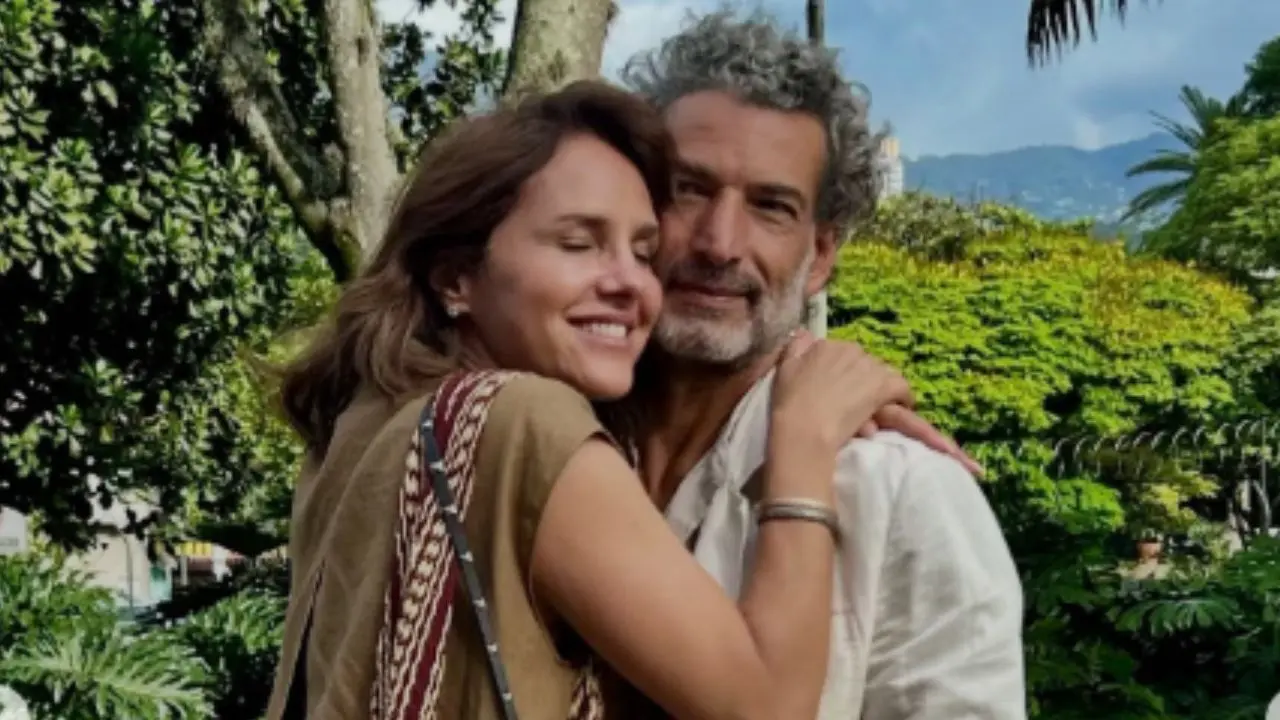 Paola Turbay y Alejandro Estrada sonriendo juntos en una imagen que refleja 33 años de complicidad y amor inquebrantable