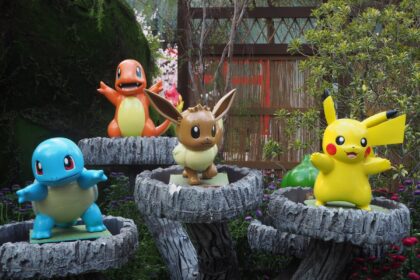 Esculturas a escala real de Snorlax, Pikachu y Eevee en Pokémon Forest, rodeadas de vegetación y senderos para explorar en el parque temático de Tokio