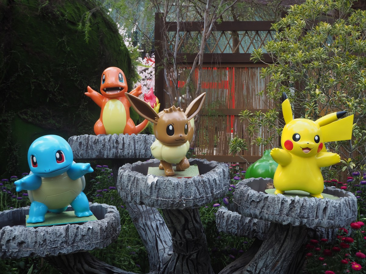 Esculturas a escala real de Snorlax, Pikachu y Eevee en Pokémon Forest, rodeadas de vegetación y senderos para explorar en el parque temático de Tokio
