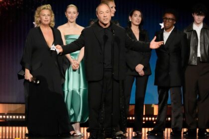 Emma Stone con el premio a Mejor Actriz por Bugonia y Michael B. Jordan por Sinners en los Critics Choice Awards 2026