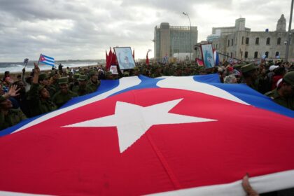 Soldados cubanos en entrenamiento militar con fusiles AKM durante la movilización por Estado de Guerra ante tensión con EE.UU.