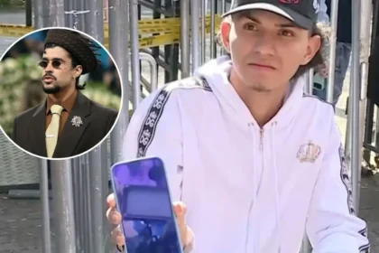Joven sonriente con entrada VIP de Bad Bunny en mano, rodeado de fans en fila del estadio Atanasio Girardot