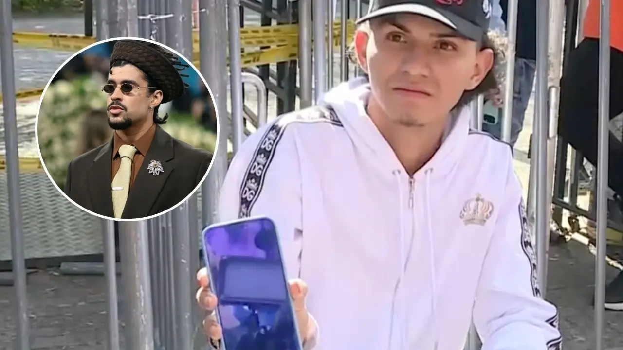 Joven sonriente con entrada VIP de Bad Bunny en mano, rodeado de fans en fila del estadio Atanasio Girardot