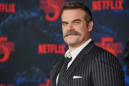 David Harbour con expresión de cansancio durante la promoción de Stranger Things, reflejando el desgaste físico y emocional