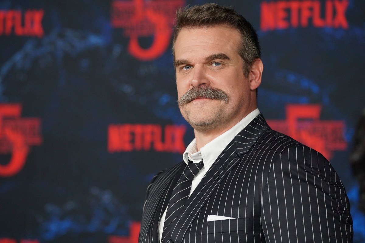 David Harbour con expresión de cansancio durante la promoción de Stranger Things, reflejando el desgaste físico y emocional