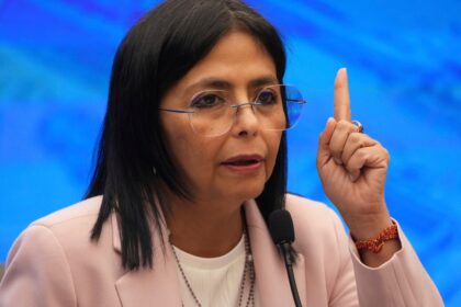 Delcy Rodríguez en rueda de prensa declarando que Venezuela no es gobernada por 'agentes externos' ante acusaciones de Trump