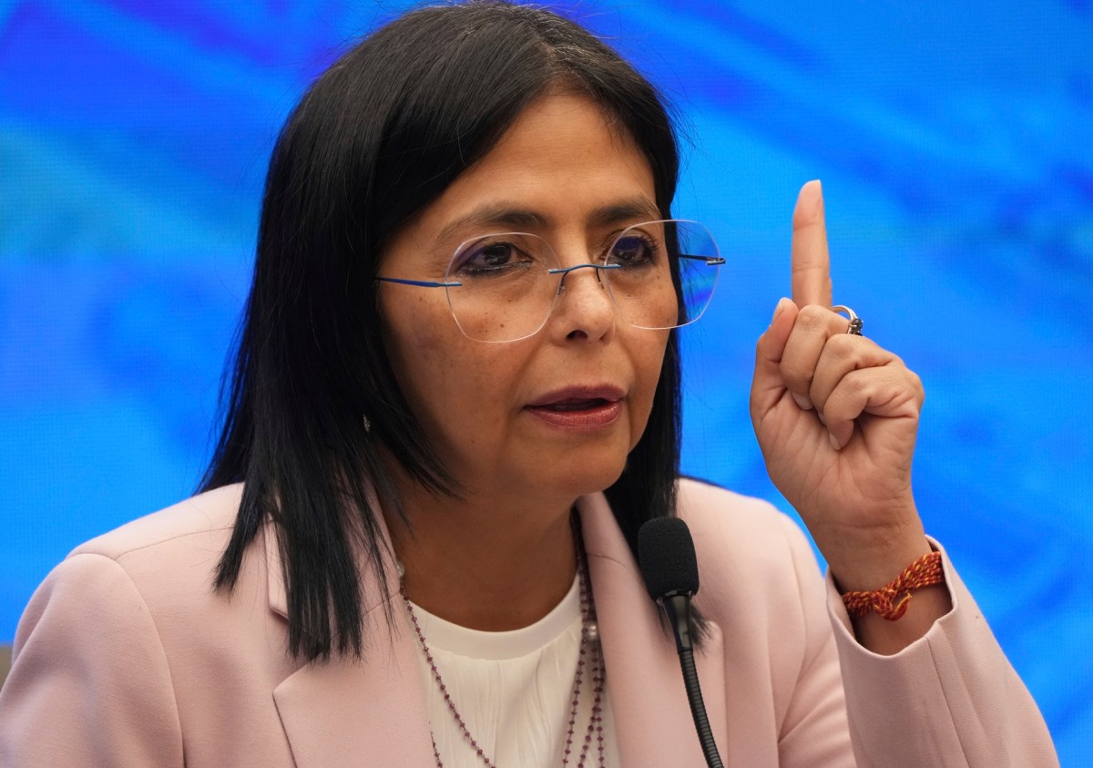 Delcy Rodríguez en rueda de prensa declarando que Venezuela no es gobernada por 'agentes externos' ante acusaciones de Trump