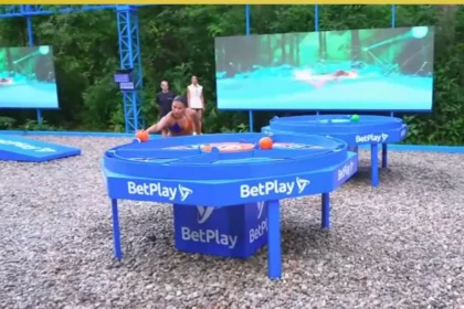 Rosa, competidora de Gamma, celebrando su récord como la mujer más rápida en el Box Azul durante el desafío de nado y precisión