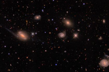 Telescopio DECam capturando galaxias distorsionadas por lentes gravitacionales, clave para estudiar la expansión acelerada del universo y la energía oscura