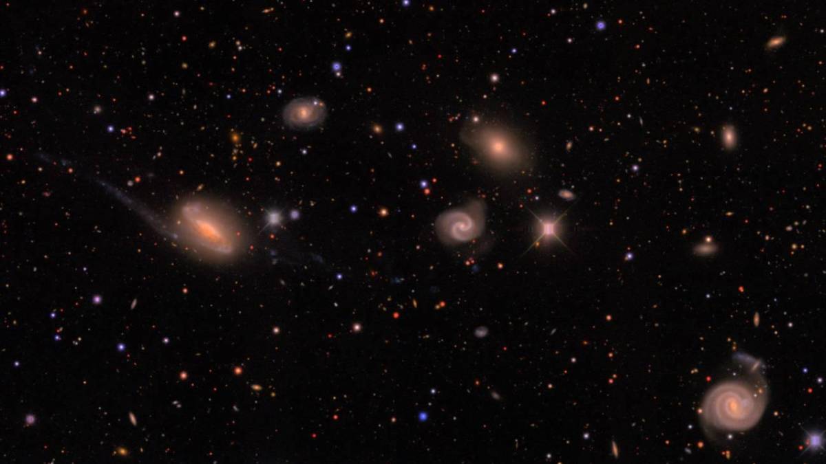 Telescopio DECam capturando galaxias distorsionadas por lentes gravitacionales, clave para estudiar la expansión acelerada del universo y la energía oscura