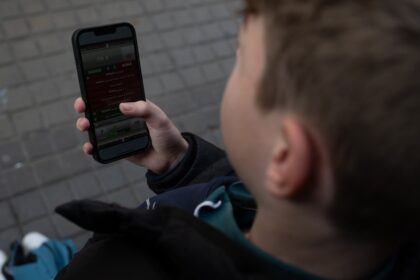 Adolescente usando VPN en un portátil para acceder a redes sociales prohibidas, con iconos de apps bloqueadas en la pantalla