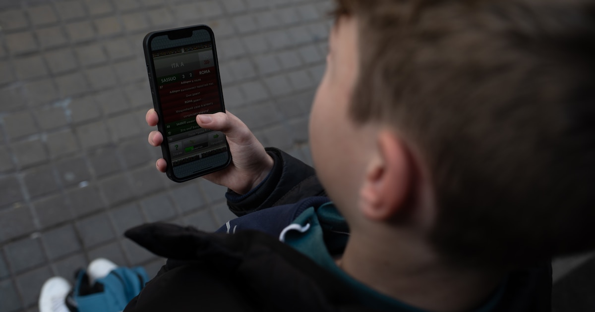Adolescente usando VPN en un portátil para acceder a redes sociales prohibidas, con iconos de apps bloqueadas en la pantalla