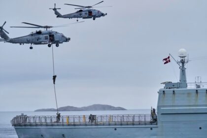 Soldados daneses desembarcando en Nuuk con equipo militar para reforzar la defensa en Groenlandia ante tensiones en el Ártico