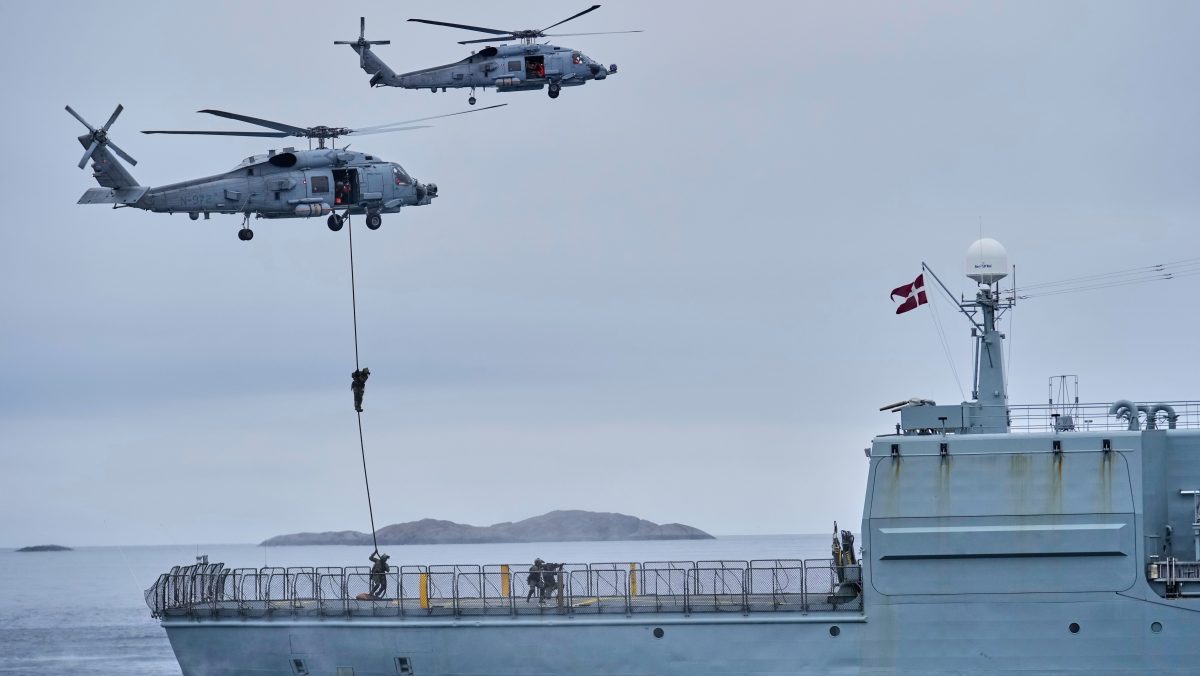 Soldados daneses desembarcando en Nuuk con equipo militar para reforzar la defensa en Groenlandia ante tensiones en el Ártico