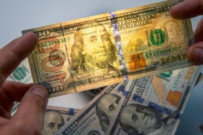 Gráfico de caída del dólar en Colombia hasta $3.590 con análisis de impacto en importaciones y economía local
