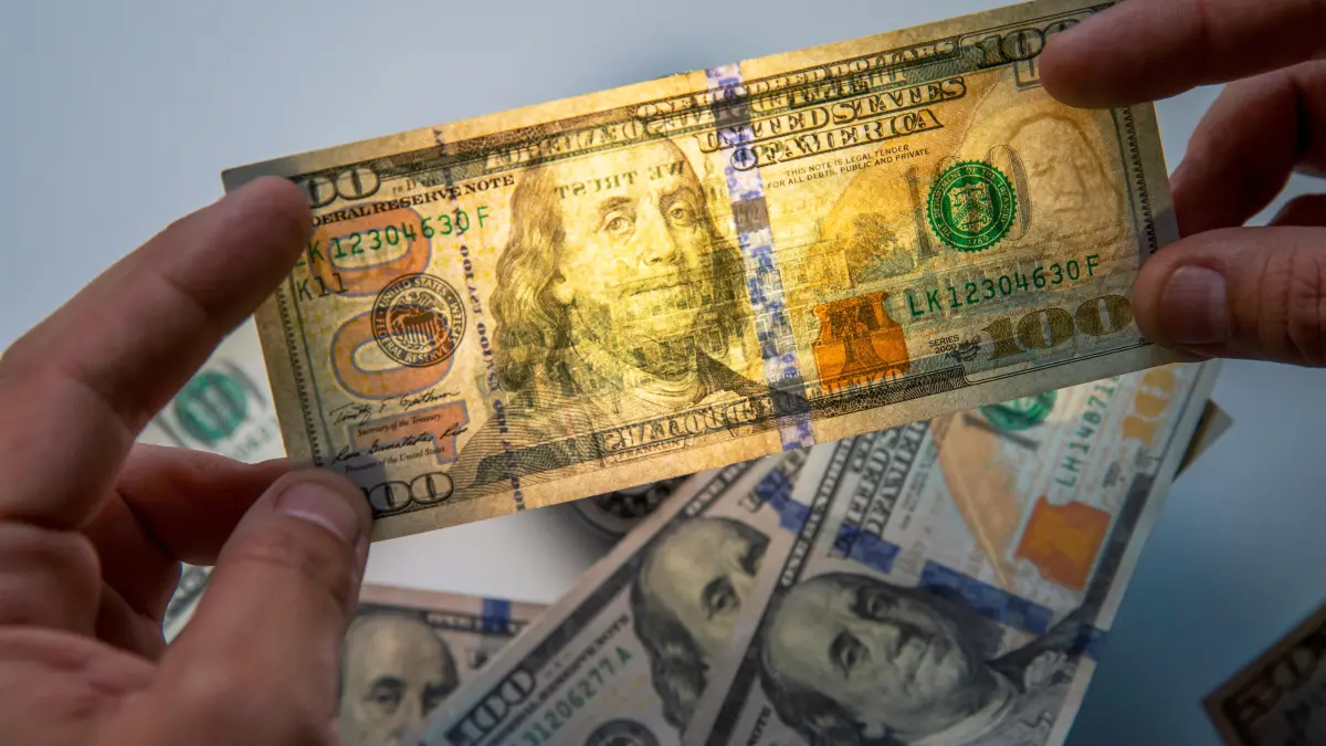 Gráfico de caída del dólar en Colombia hasta $3.590 con análisis de impacto en importaciones y economía local
