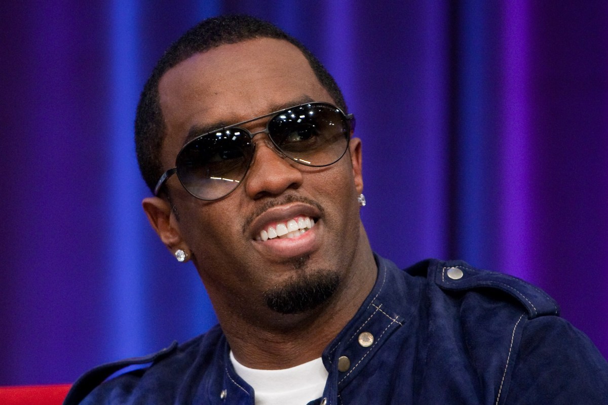 Donald Trump hablando a la prensa sobre la negativa al indulto de Sean 'Diddy' Combs, con documentos legales de fondo