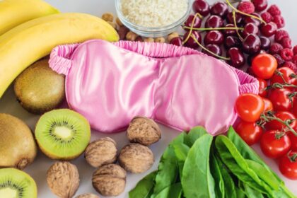 Cerezas, kiwis y plátanos frescos en un plato blanco, ideales para mejorar el sueño profundo según un neurólogo especializado