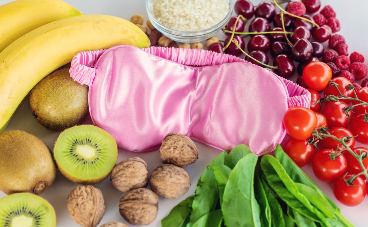 Cerezas, kiwis y plátanos frescos en un plato blanco, ideales para mejorar el sueño profundo según un neurólogo especializado