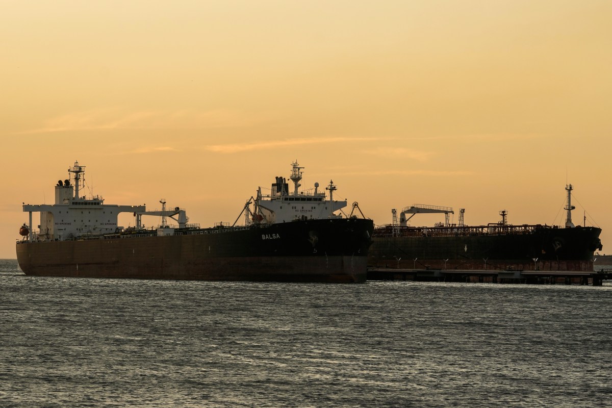 Guardia Costera de EE.UU. abordando el petrolero Veronica en aguas caribeñas durante incautación de crudo venezolano