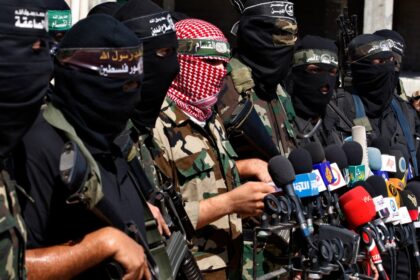 Soldados estadounidenses revisando mapa de operación militar en Siria contra líder de Al Qaeda vinculado a ataque en Palmira