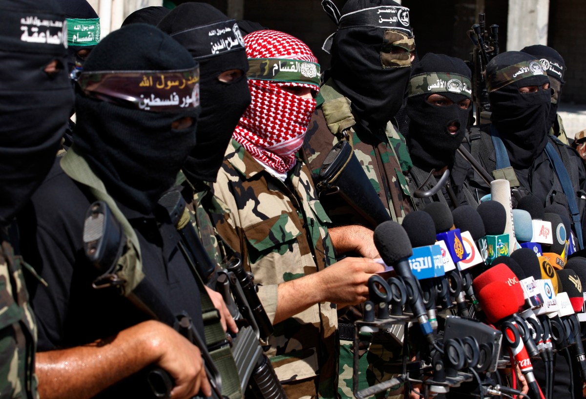 Soldados estadounidenses revisando mapa de operación militar en Siria contra líder de Al Qaeda vinculado a ataque en Palmira