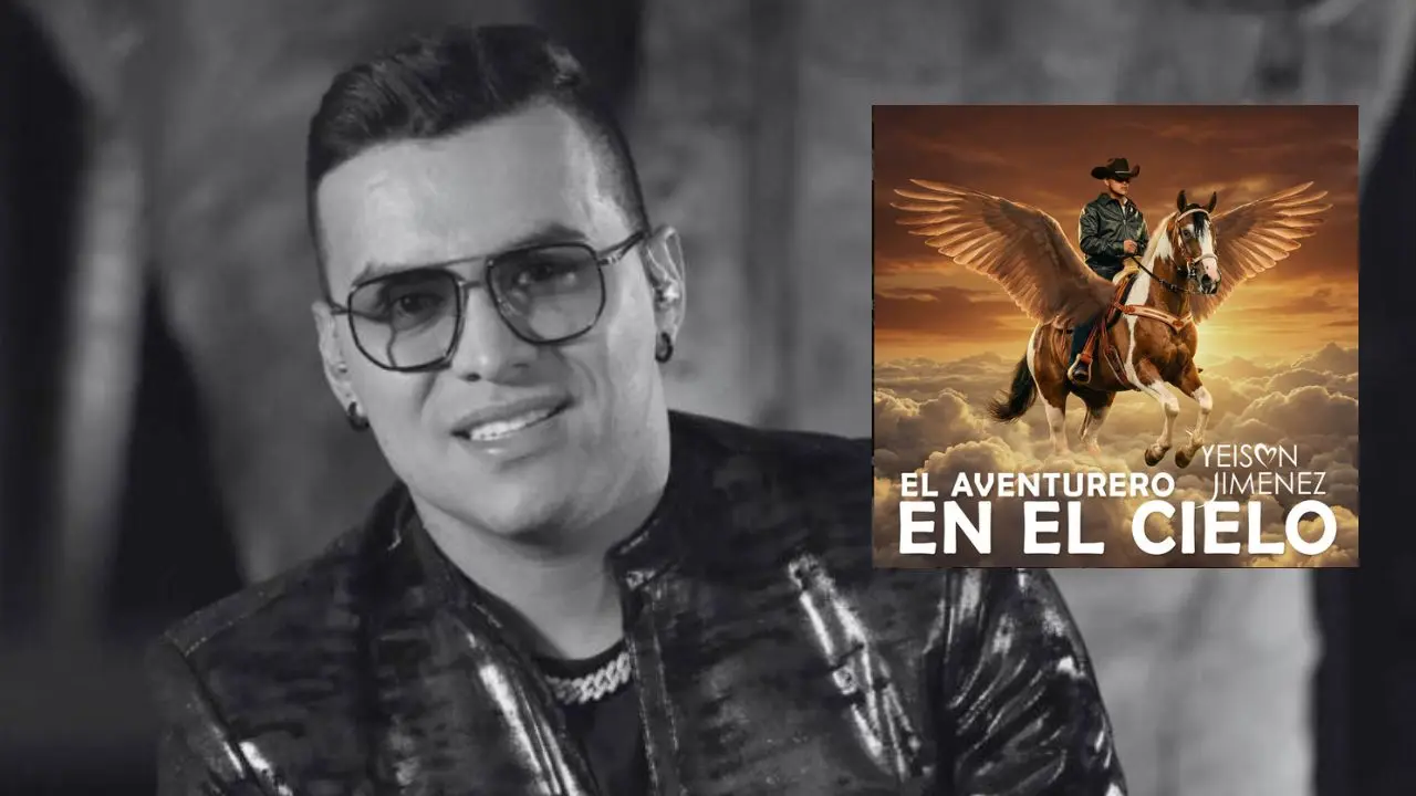 12 artistas colombianos vestidos de blanco cantan 'El Aventurero en el Cielo' en homenaje a Yeison Jiménez, con imágenes en blanco y negro del cantante y caballos