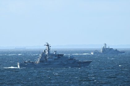 Submarino A-26 sueco navegando en aguas turbias del Báltico, equipado con drones y sensores para proteger infraestructuras críticas