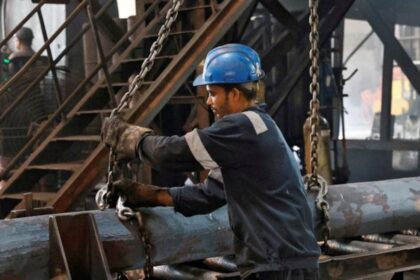 Trabajadores en fábrica textil de Andhra Pradesh, símbolo del crecimiento industrial de India con PIB del 8,2% y reformas clave