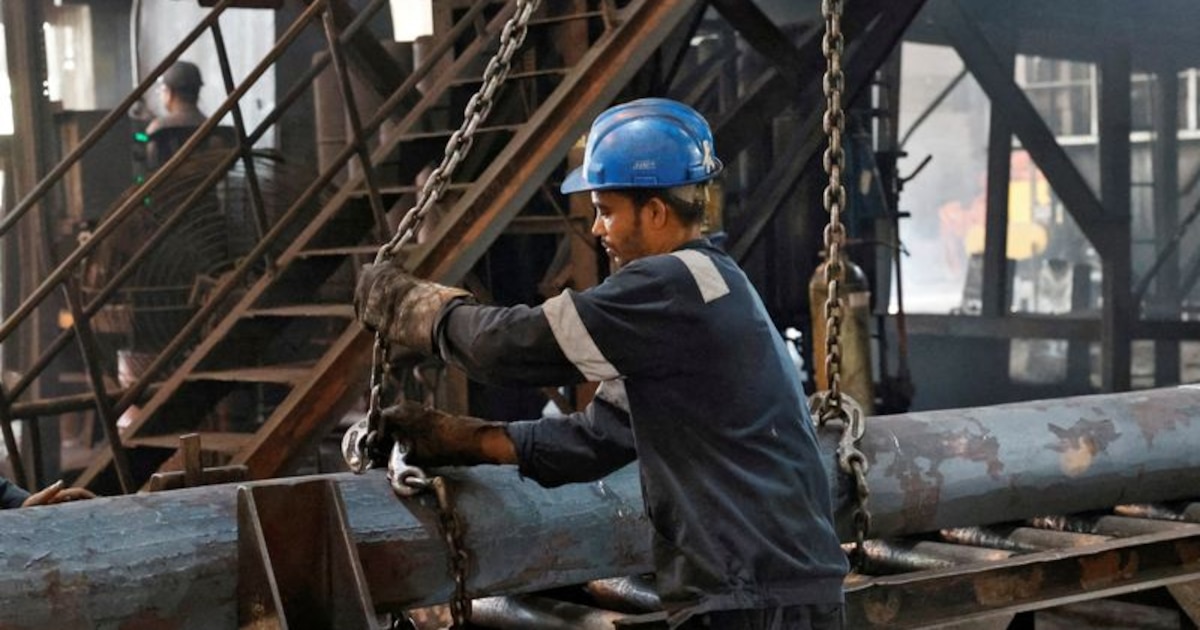 Trabajadores en fábrica textil de Andhra Pradesh, símbolo del crecimiento industrial de India con PIB del 8,2% y reformas clave