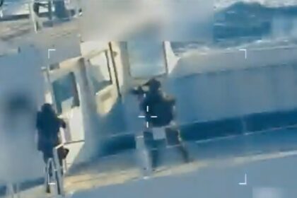 Comandos estadounidenses abordando un superpetrolero venezolano con helicópteros Black Hawk en alta mar para incautar crudo sancionado