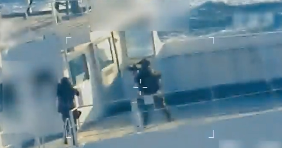 Comandos estadounidenses abordando un superpetrolero venezolano con helicópteros Black Hawk en alta mar para incautar crudo sancionado