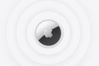 AirTag 2 negro junto a un iPhone mostrando la Búsqueda de Precisión con flechas y distancia exacta para encontrar llaves o maletas