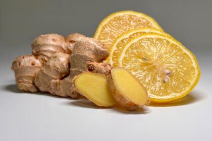 Cáscaras de limón y láminas de jengibre fresco hirviendo en agua para crear un ambientador ecológico y libre de químicos