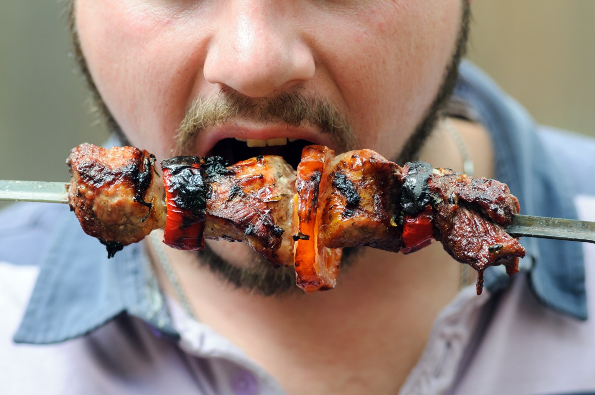 Corte de carne de res cruda junto a gráficos científicos que muestran la relación entre su consumo y el riesgo de cáncer colorrectal según estudios de Harald zur Hausen