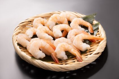 Frasco blanco con tapa roja de pasta de camarones Klong Kone contaminada con plomo, retirada por la FDA en EE.UU.