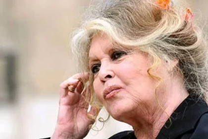 Brigitte Bardot en su casa La Madrague, rodeada de naturaleza, durante sus últimos días de lucidez y compromiso con los animales