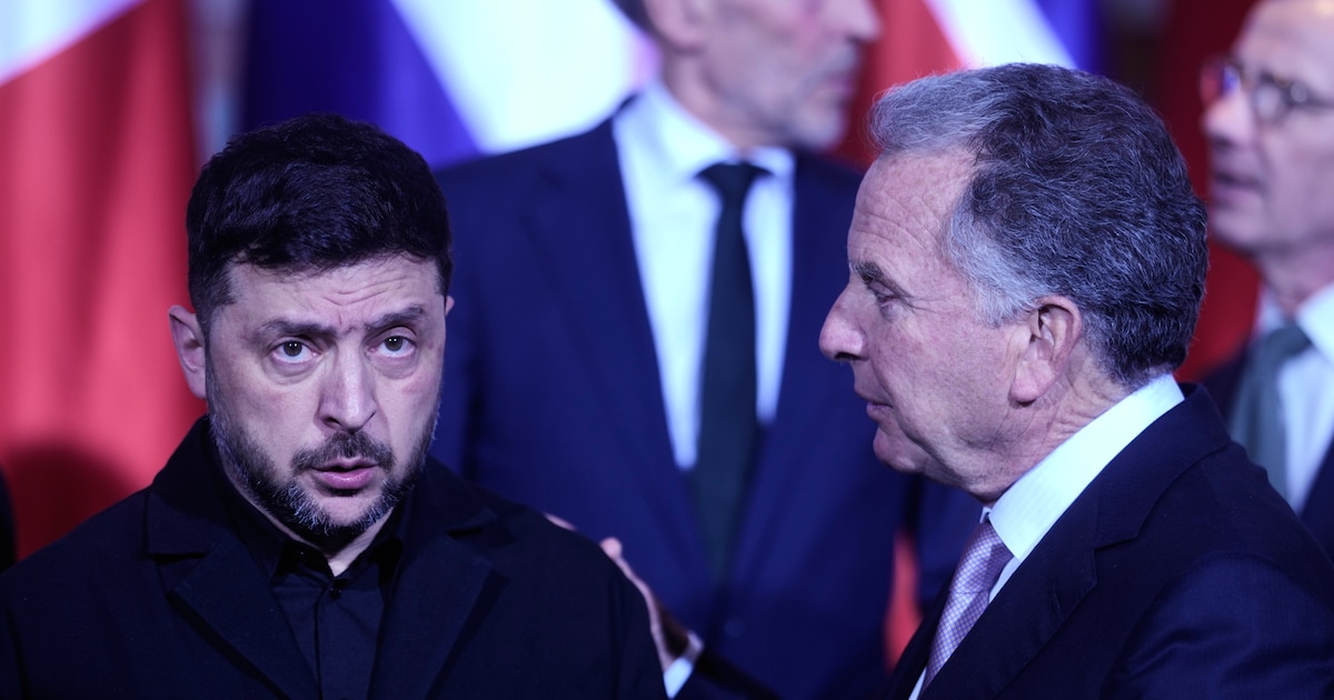 Reunión diplomática en Berlín con Zelensky y enviados de EE.UU. discutiendo garantías de seguridad para Ucrania frente a Rusia, con mapa de Donbás al fondo