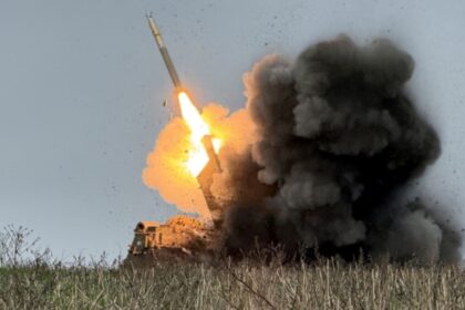 Soldados ucranianos operando un sistema de lanzamiento múltiple de cohetes cerca de Pokrovsk en la región de Donetsk