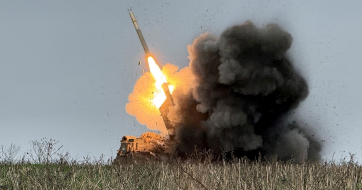 Soldados ucranianos operando un sistema de lanzamiento múltiple de cohetes cerca de Pokrovsk en la región de Donetsk