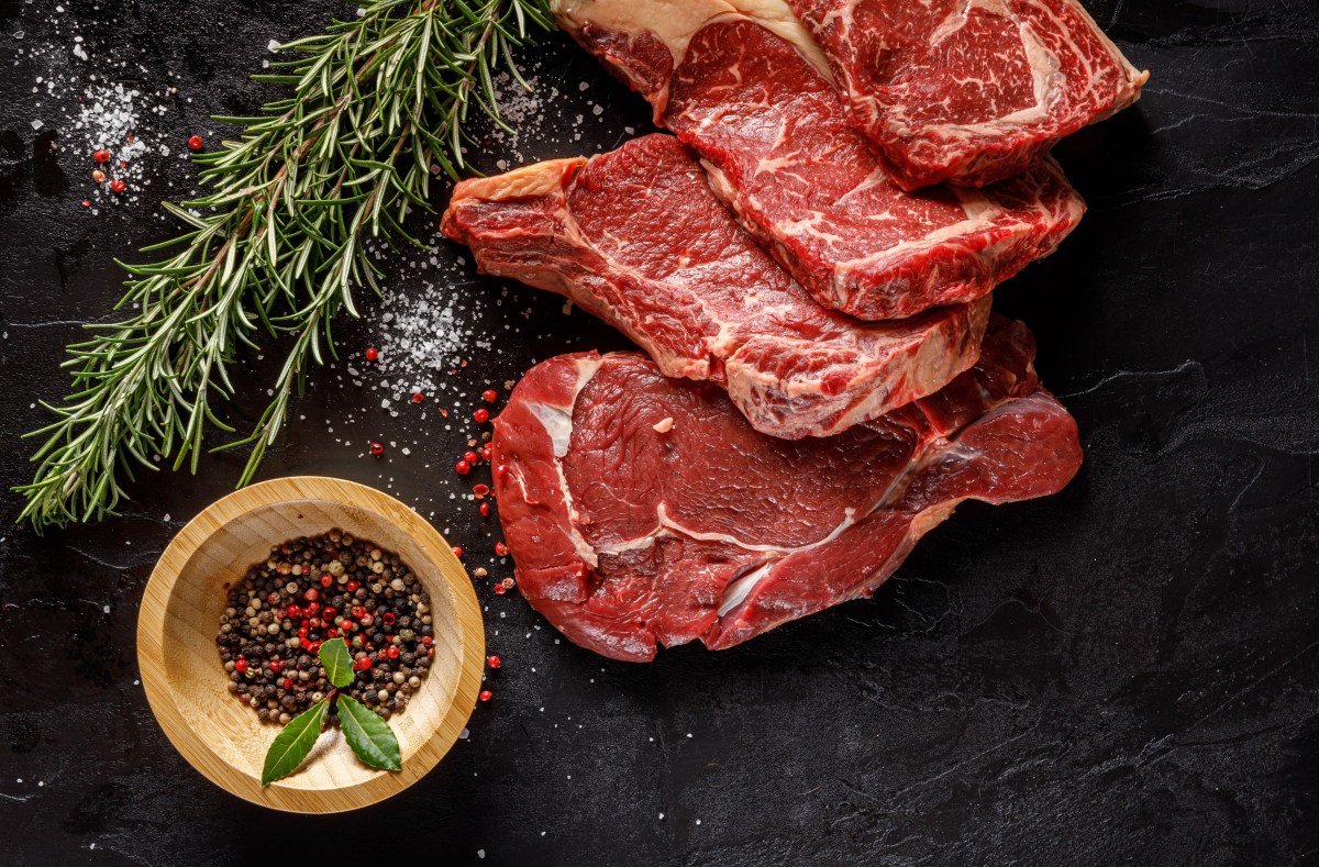 Plato con carne roja, huevos y leche entera junto a gráfica de aumento de ingesta diaria recomendada de proteína animal