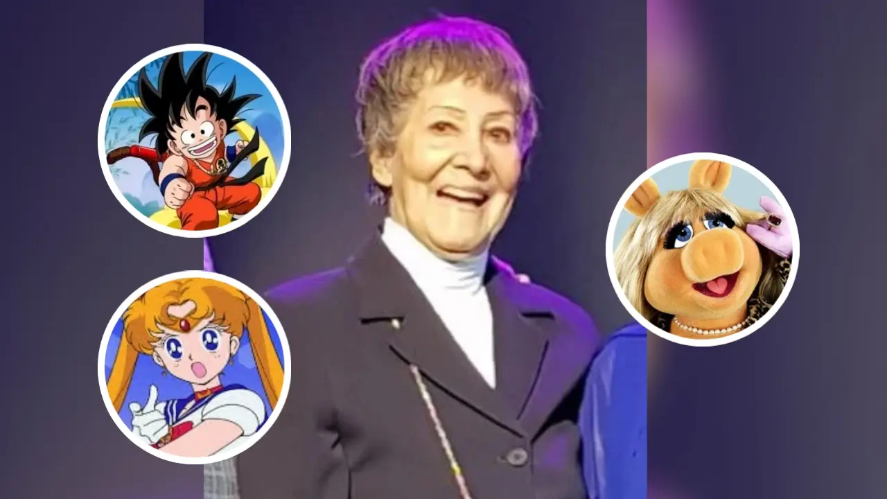 Gloria Rocha dirigiendo una sesión de doblaje con actores de Dragon Ball y Sailor Moon, capturando su esencia como mentora del anime