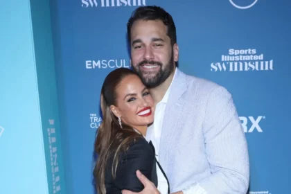 Exjugador de la NFL Matt Kalil en una conferencia de prensa sobre demanda por invasión de privacidad tras declaraciones de su expareja