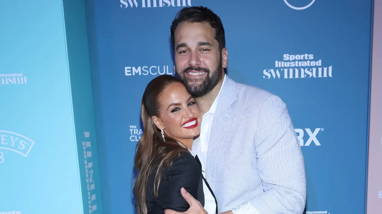 Exjugador de la NFL Matt Kalil en una conferencia de prensa sobre demanda por invasión de privacidad tras declaraciones de su expareja