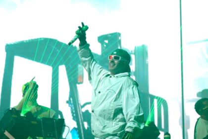Ferxxo bailando frente al Arco del Triunfo en París tras su ruptura con Karol G, disfrutando de su tema 'Dile que cambiaré'