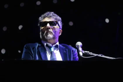 Fito Páez en el escenario durante el 'Sale el Sol Tour 2026' con arreglos renovados de sus éxitos y temas de 'Novela'
