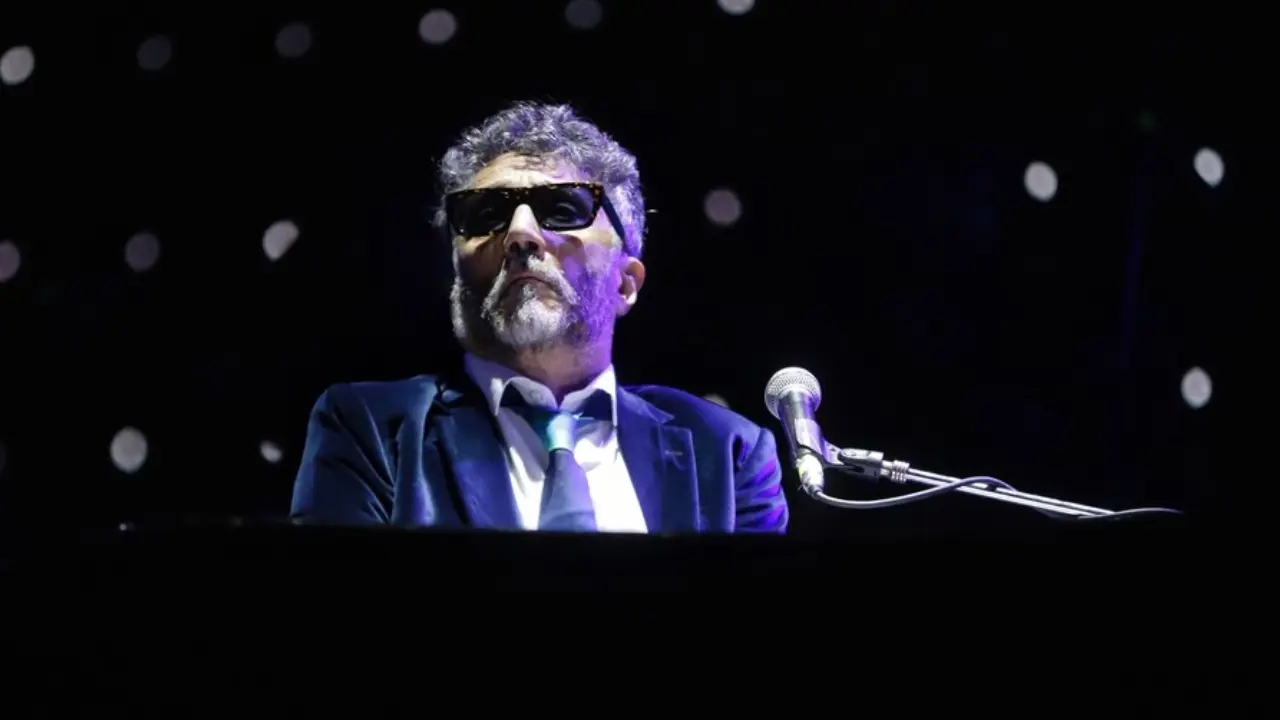 Fito Páez en el escenario durante el 'Sale el Sol Tour 2026' con arreglos renovados de sus éxitos y temas de 'Novela'