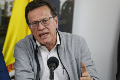 Gráfico comparativo del aumento del 23,7% en el salario mínimo colombiano con medidas antiinflacionarias del Gobierno